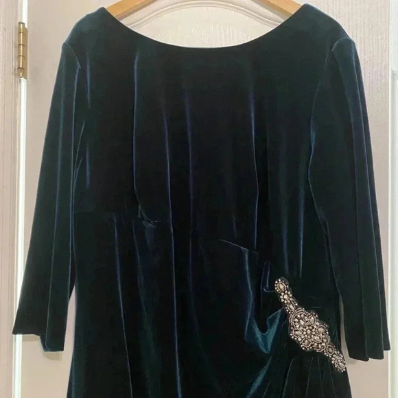 Alex Evenings Velvet Emerald Green Rhinestone Ruching cocktail dress - Picture 2 of 9